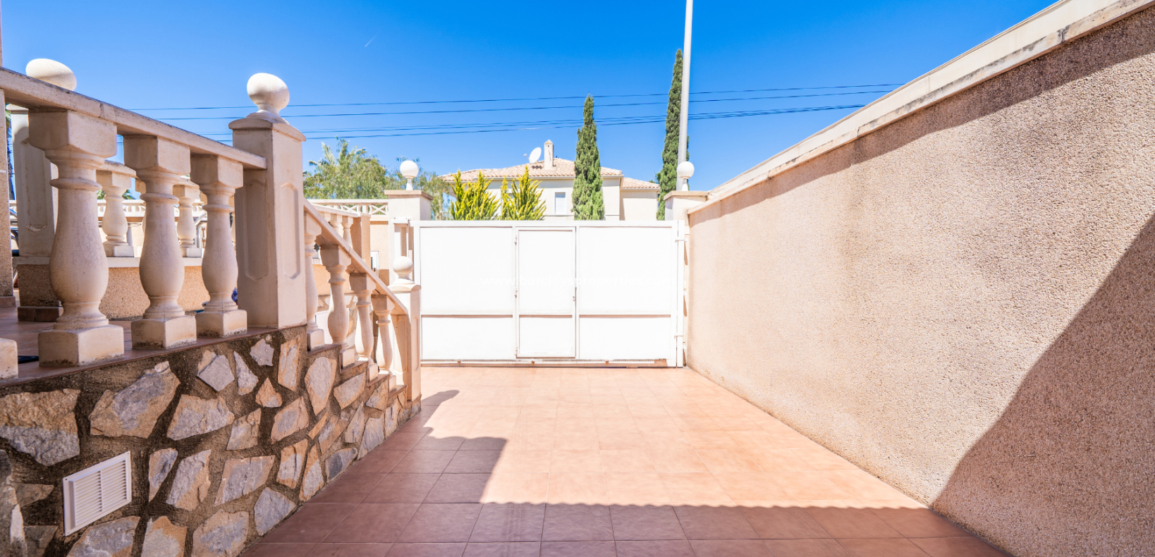 Resale - Freistendhe Villa - Urb. La Marina