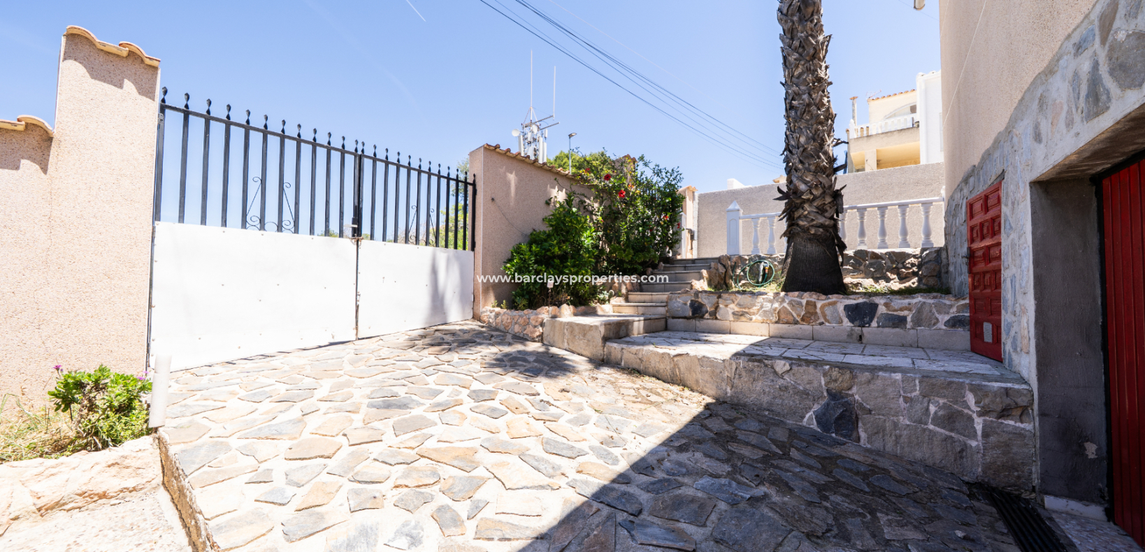 Resale - Freistendhe Villa - Urb. La Marina