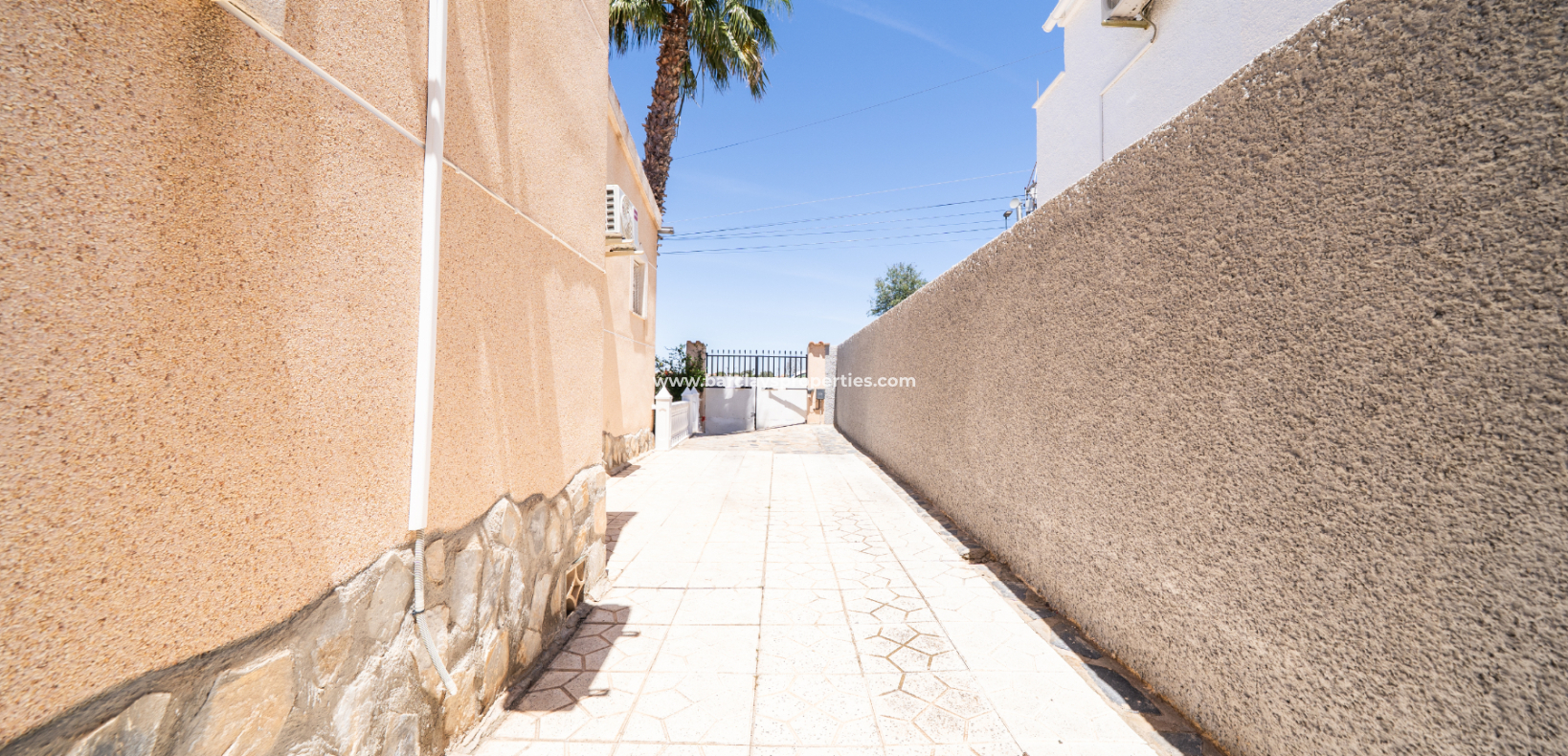 Resale - Freistendhe Villa - Urb. La Marina
