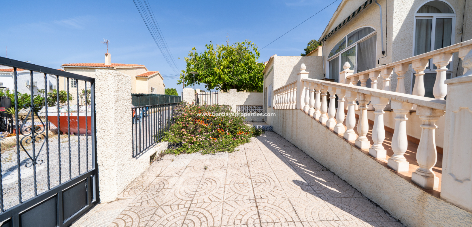 Resale - Freistendhe Villa - Urb. La Marina