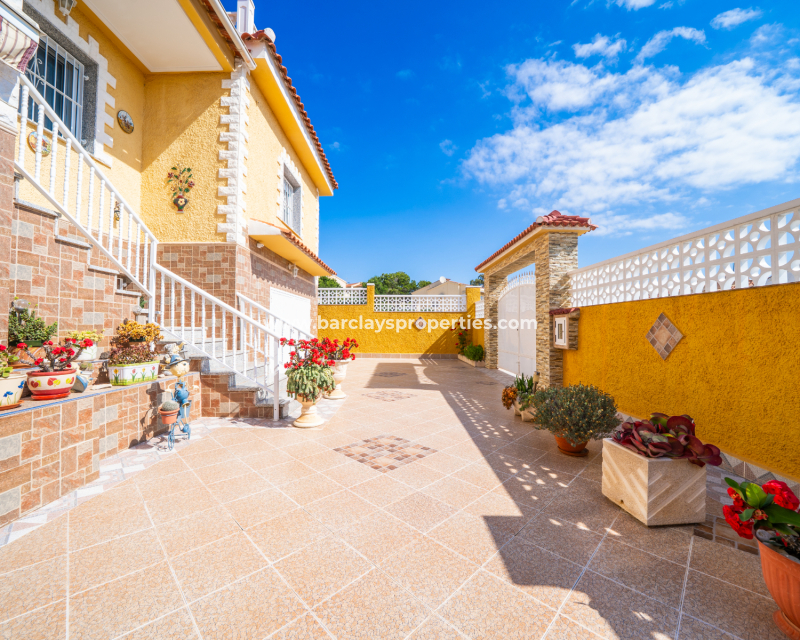 Resale - Freistendhe Villa - Urb. La Marina