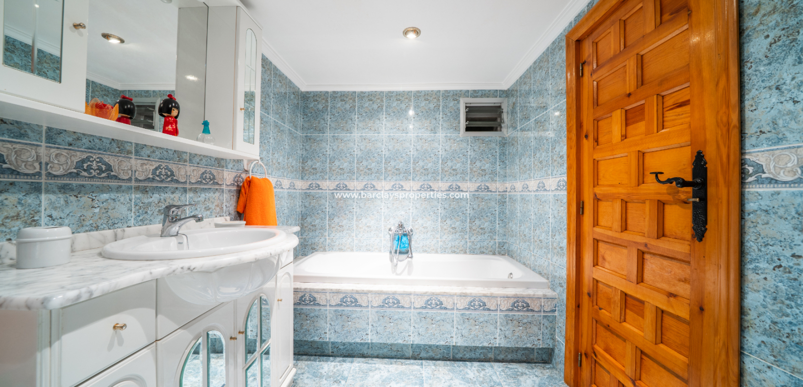 Resale - Freistendhe Villa - Urb. La Marina