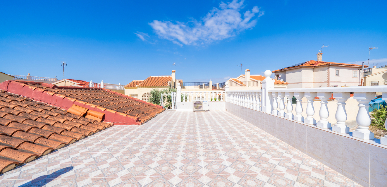 Resale - Freistendhe Villa - Urb. La Marina