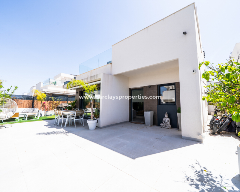 Resale - Freistendhe Villa - Urb. La Marina