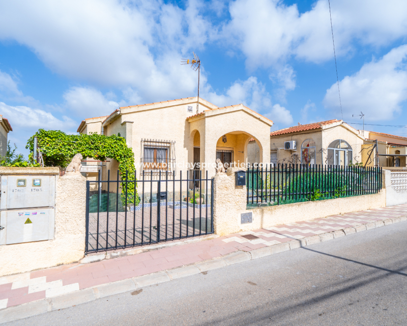 Resale - Freistendhe Villa - Urb. La Marina