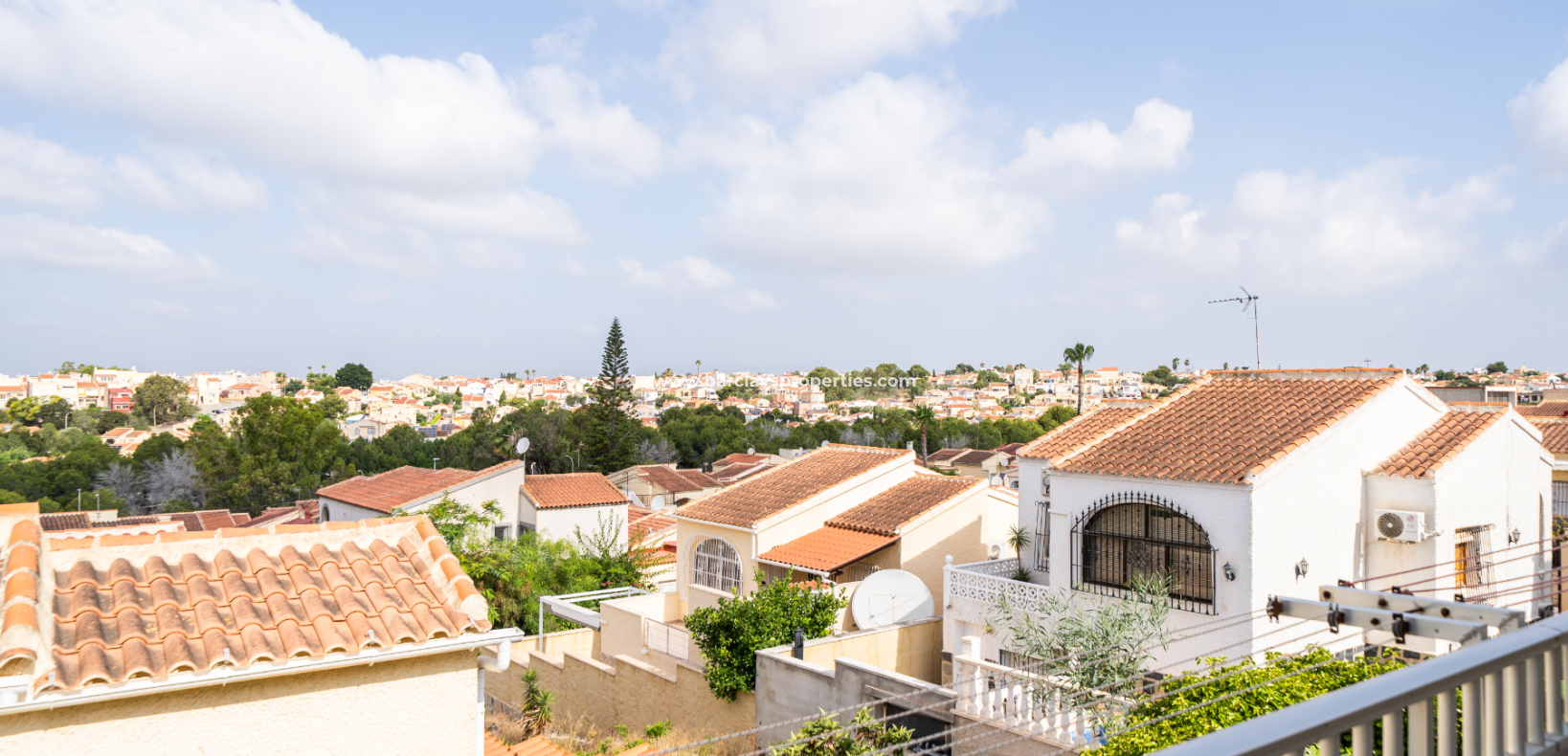 Resale - Freistendhe Villa - Urb. La Marina