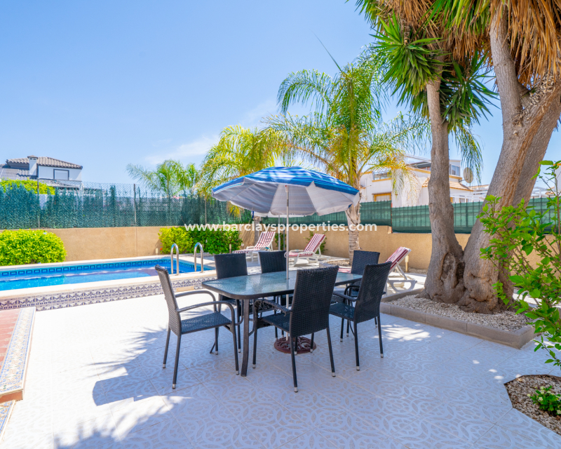 Resale - Freistendhe Villa - Urb. La Marina