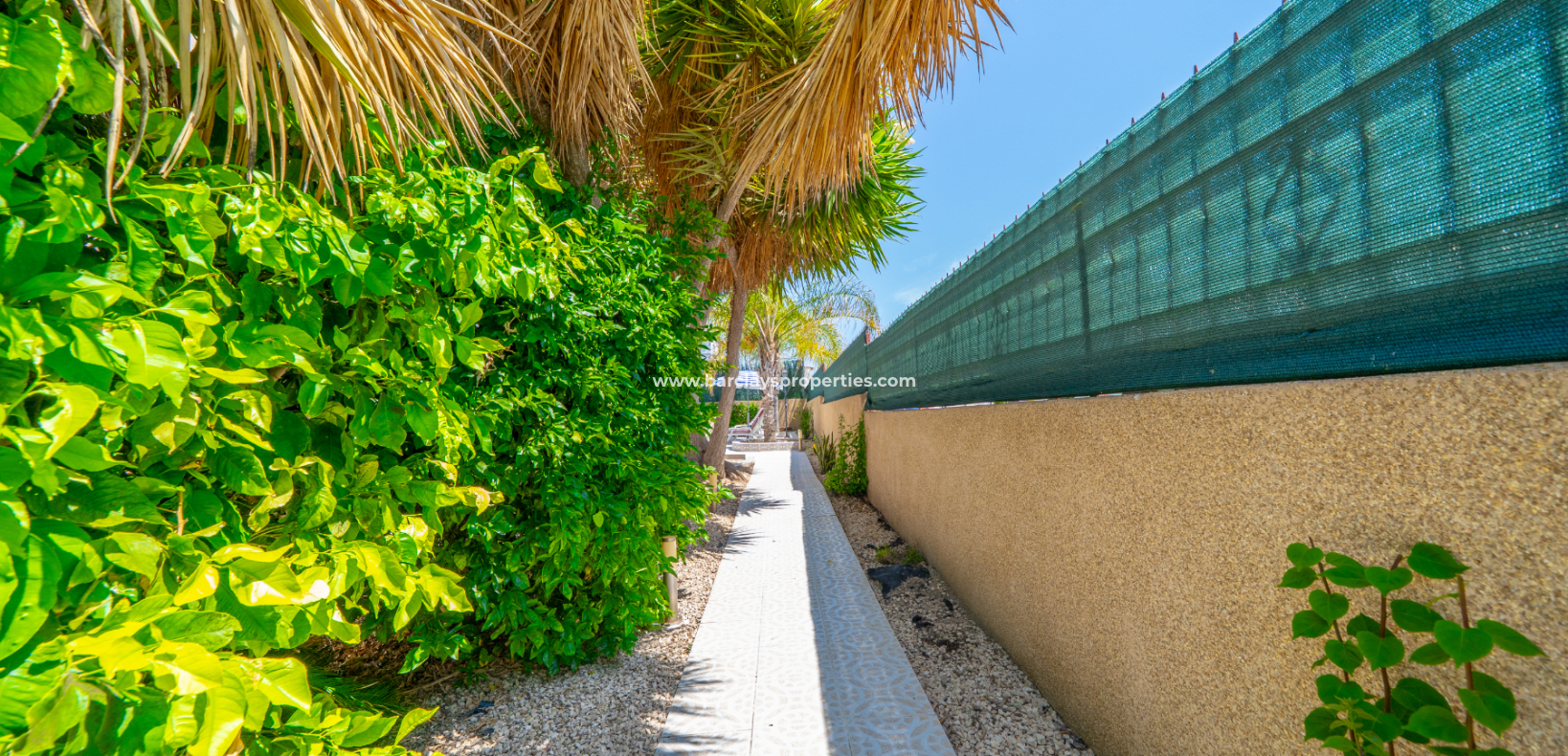 Resale - Freistendhe Villa - Urb. La Marina