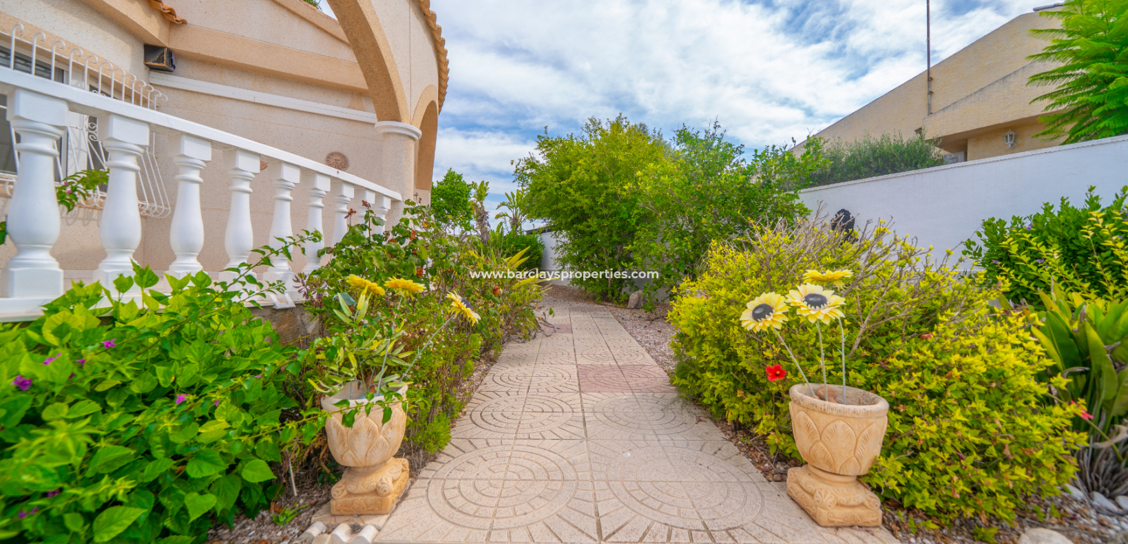 Resale - Freistendhe Villa - Urb. La Marina