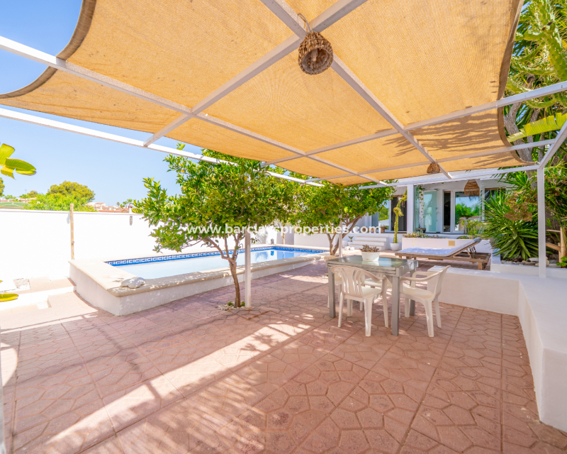 Resale - Freistendhe Villa - Urb. La Marina
