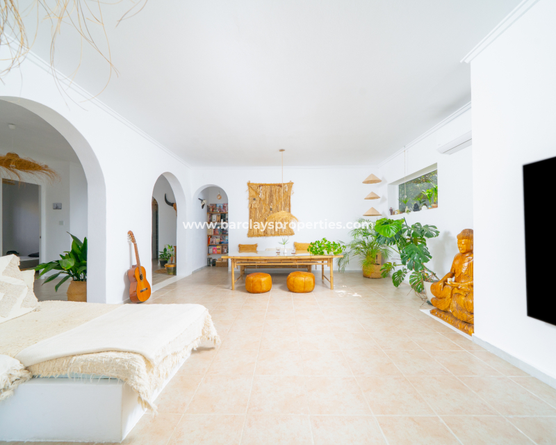 Resale - Freistendhe Villa - Urb. La Marina