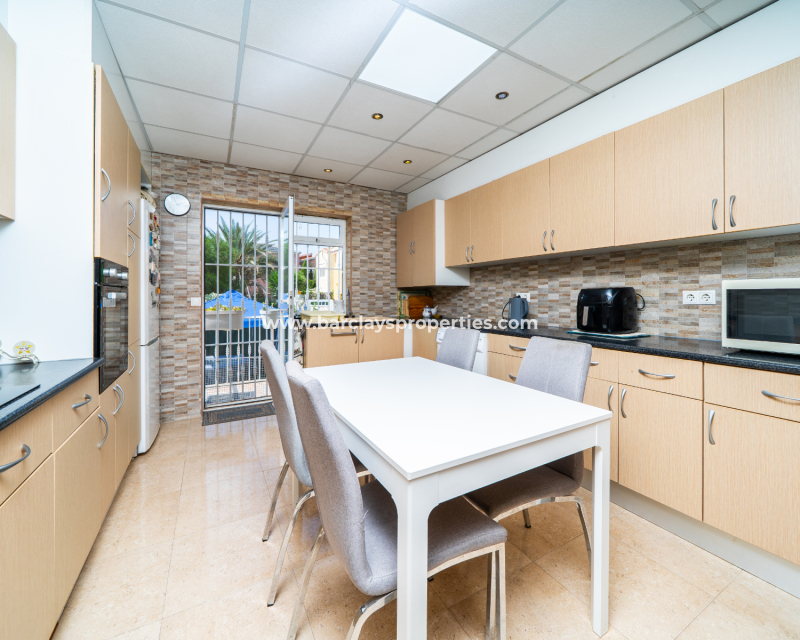 Resale - Freistendhe Villa - Urb. La Marina