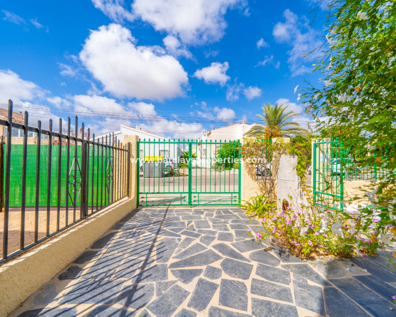Resale - Freistendhe Villa - Urb. La Marina