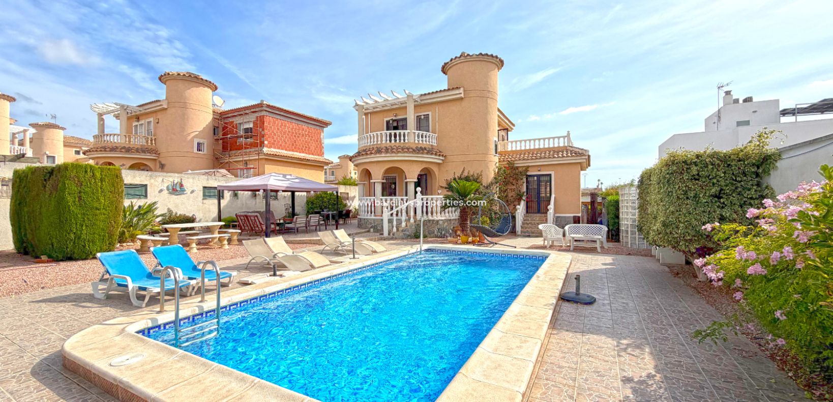 Resale - Freistendhe Villa - Urb. La Marina