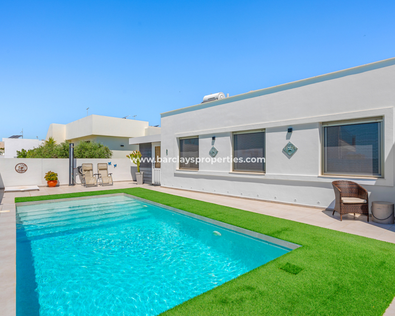 Resale - Freistendhe Villa - Urb. La Marina