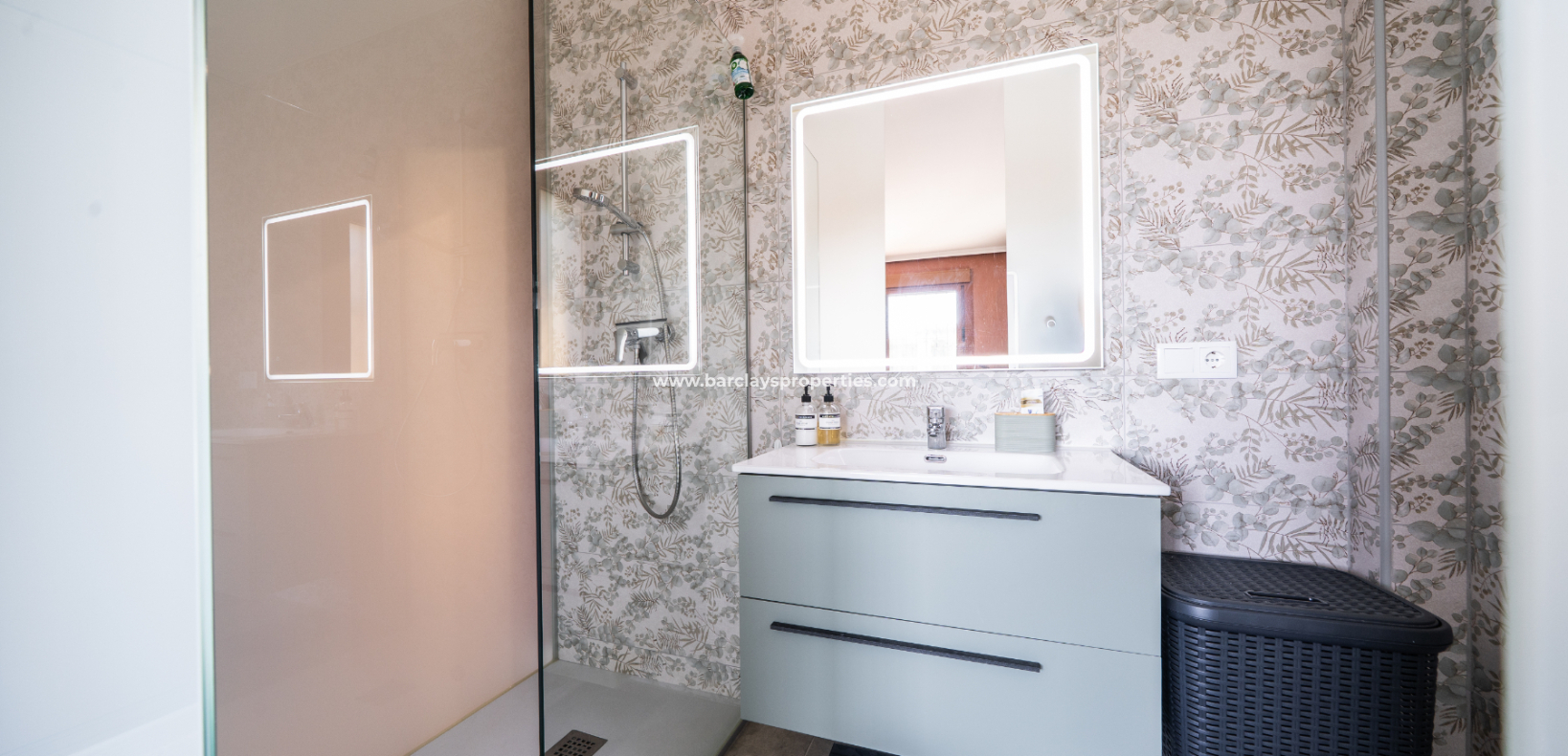Resale - Freistendhe Villa - Urb. La Marina