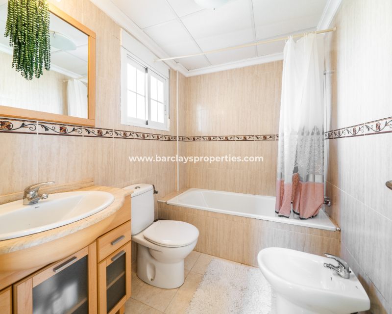 Resale -  Halb Freistehend - Urb. La Marina