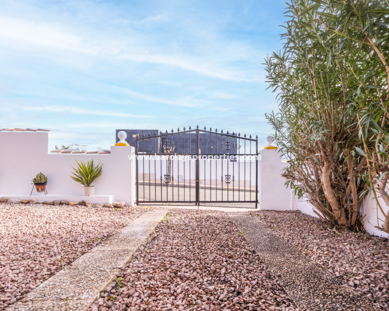 Resale - Quad - Urb. La Marina