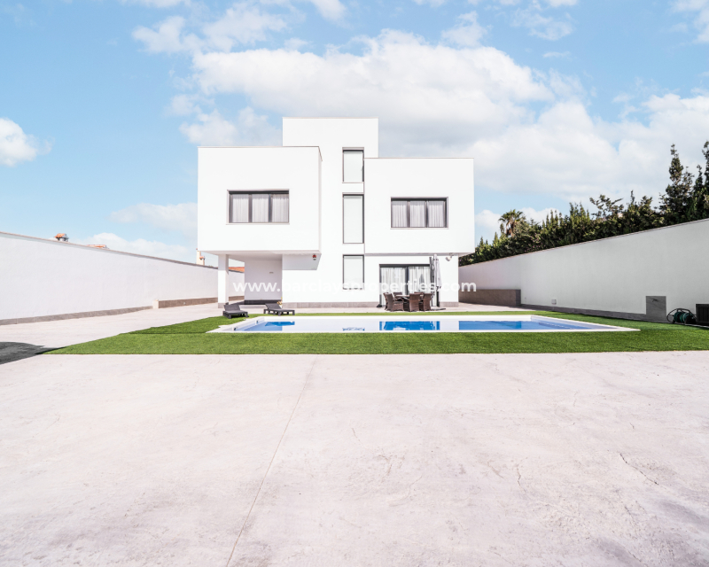 Reventa - Chalet Independiente - Urb. La Marina