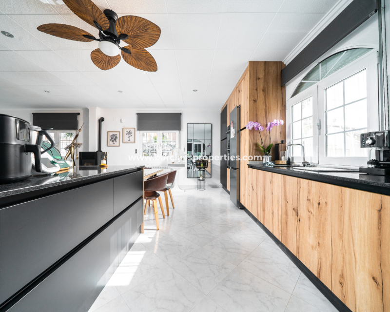 Reventa - Chalet Independiente - Urb. La Marina