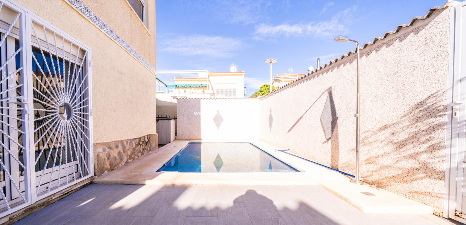 Reventa - Chalet Independiente - Urb. La Marina