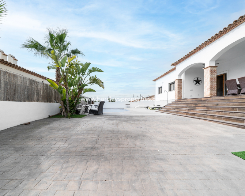 Reventa - Chalet Independiente - Urb. La Marina