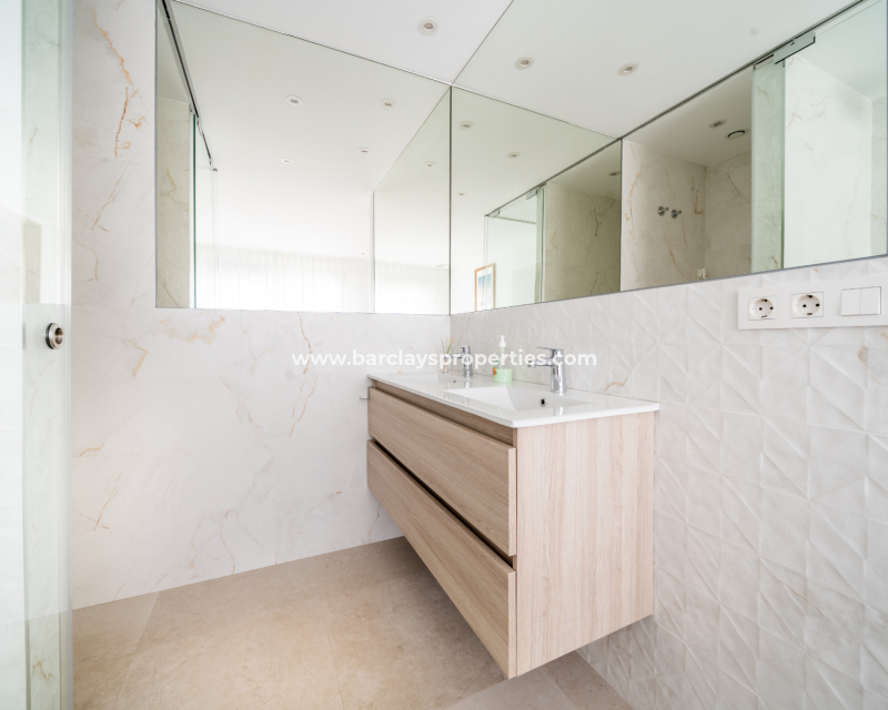 Reventa - Chalet Independiente - Urb. La Marina