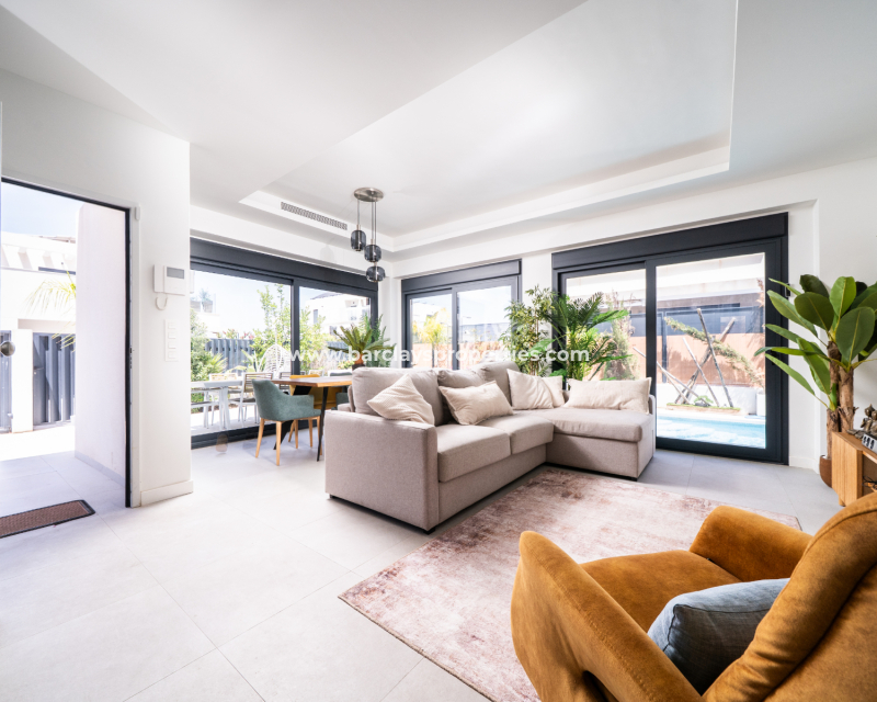 Reventa - Chalet Independiente - Urb. La Marina