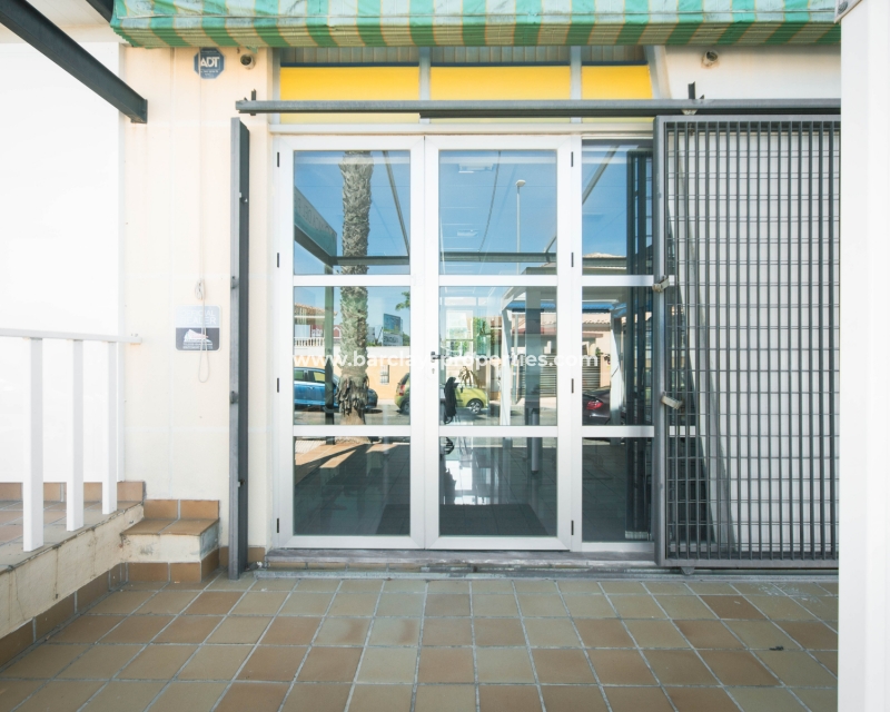 Reventa - Local Comercial - Urb. La Marina