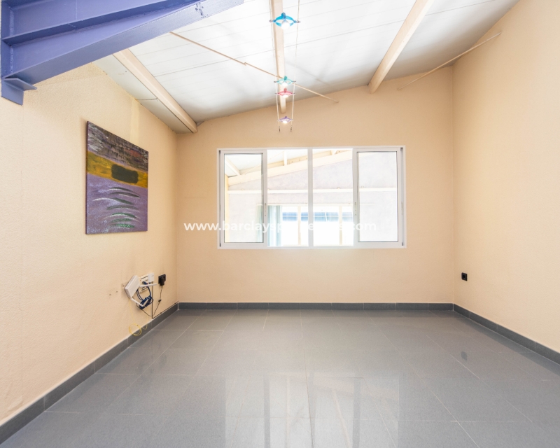 Reventa - Local Comercial - Urb. La Marina