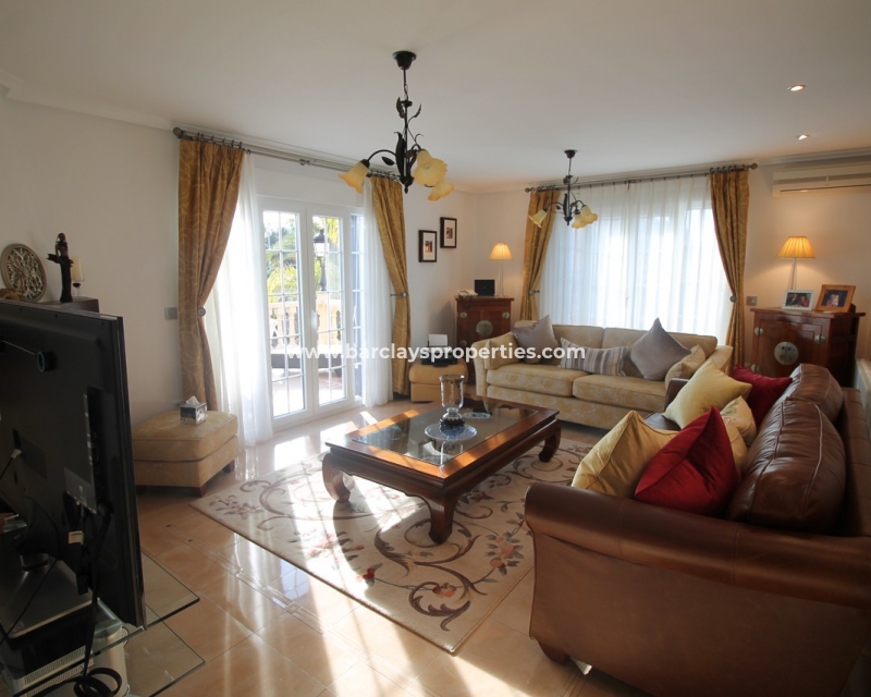 Sala de estar - Gran chalet independiente en venta en La Escuera