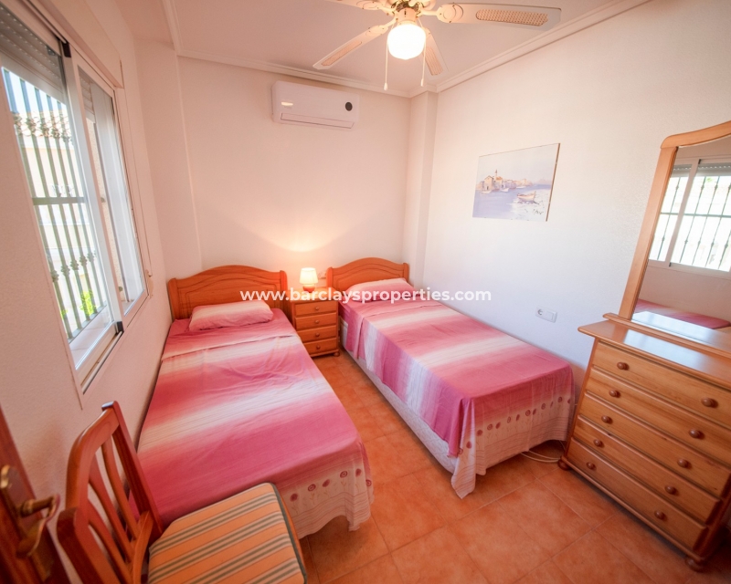 Schlafzimmer 2 - Doppelhaushälfte zum Verkauf in La Marina Spanien