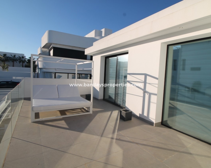 Solarium - Modern villa till salu i urbanisering La Marina