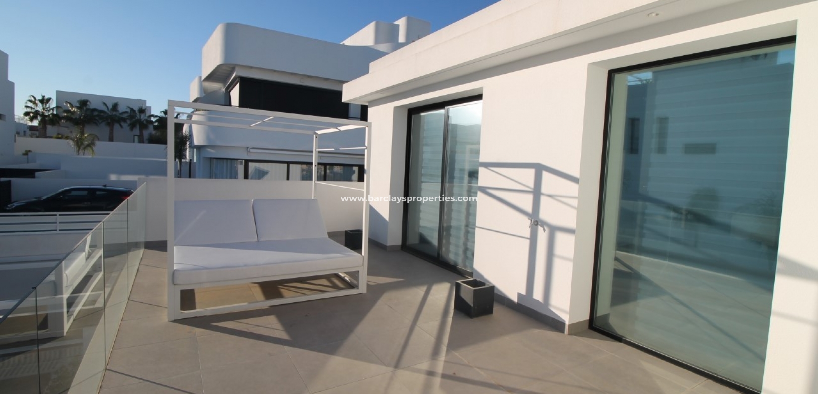Solarium - Modern villa till salu i urbanisering La Marina