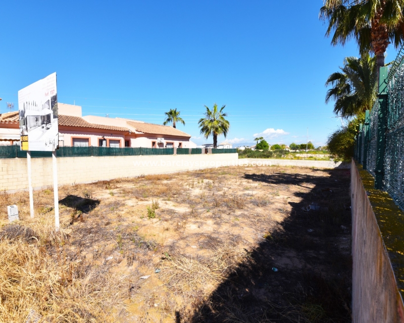 South-East Facing Plot of Land for Sale in Urb. El Oasis, Alicante
