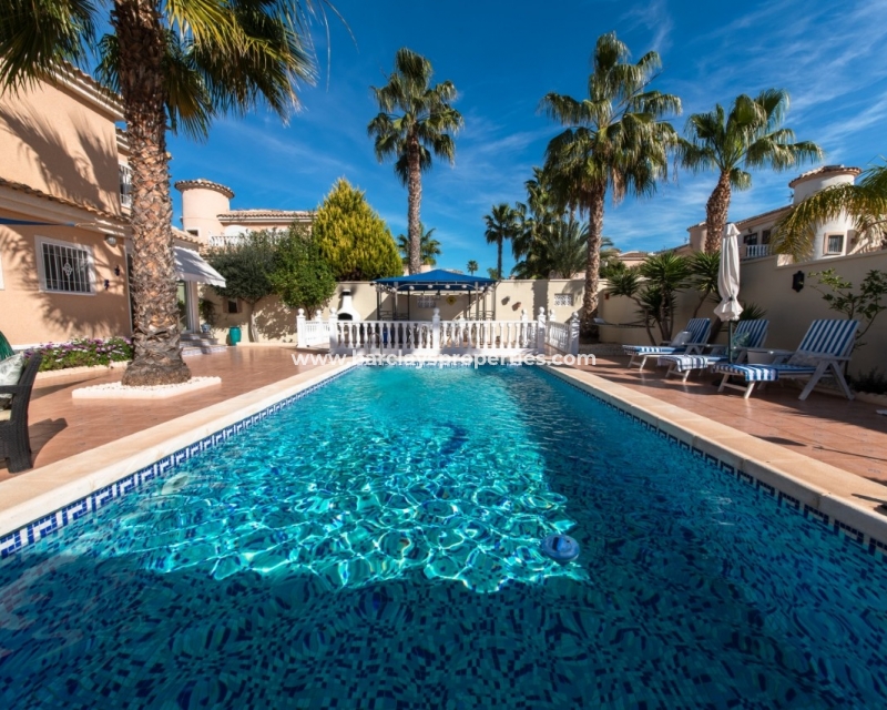 Swimming pool - villa for sale in urbanisation La Marina Spain