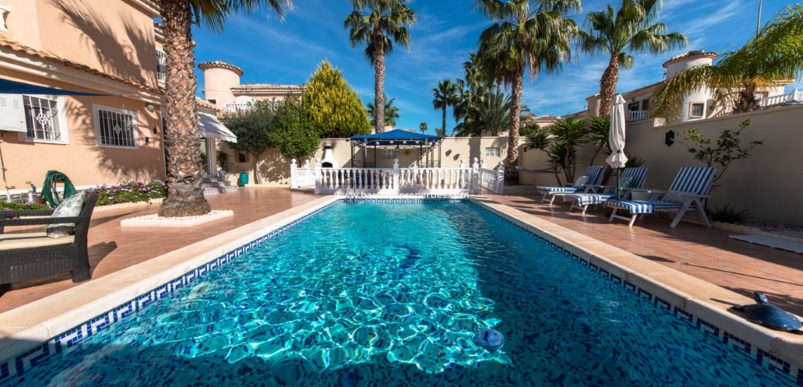 Swimming pool - villa for sale in urbanisation La Marina Spain