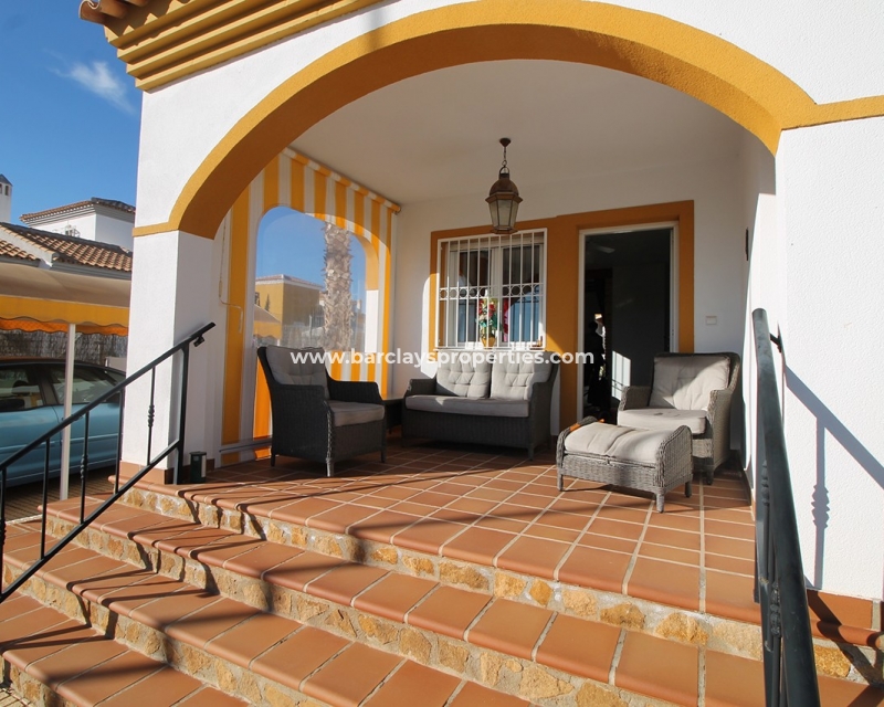 Terrasse - Freistehende Villa zum Verkauf in Urb. La Marina, mit Pool