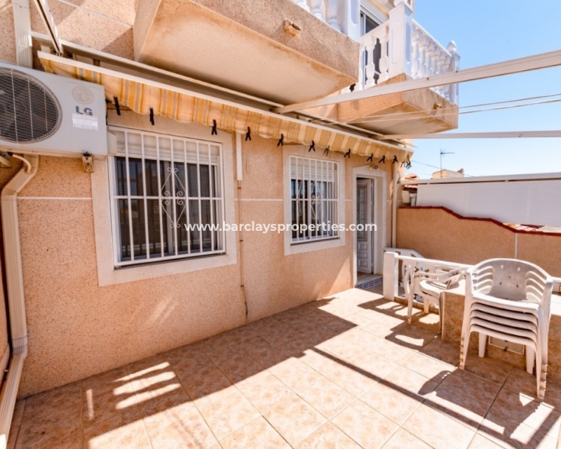 Terraza- Casa en venta en La Marina, España con vistas al mar