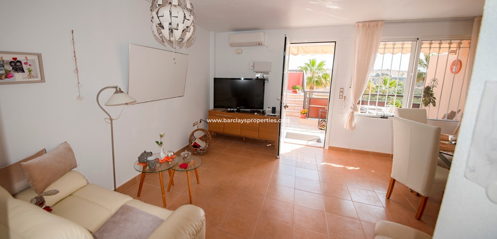 Town House Style Immobilien zum Verkauf in La Marina, Alicante Spanien. - Wohnzimmer