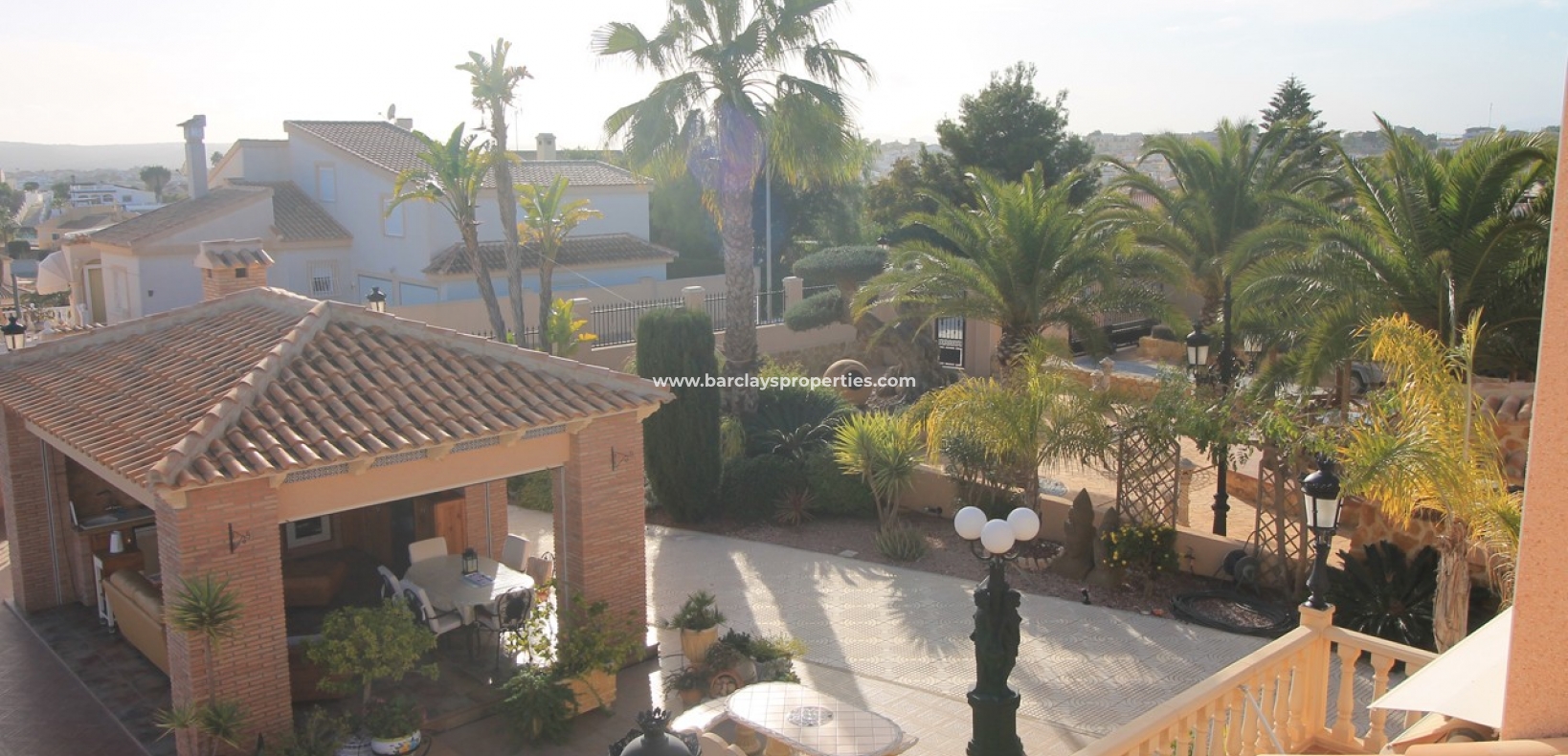 Uitzicht op de tuin - Grote vrijstaande villa te koop in La Escuera