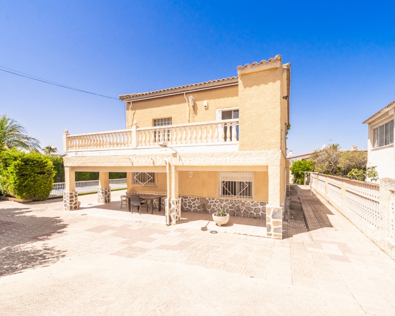 Venta - Chalet Independiente - Urb. La Marina