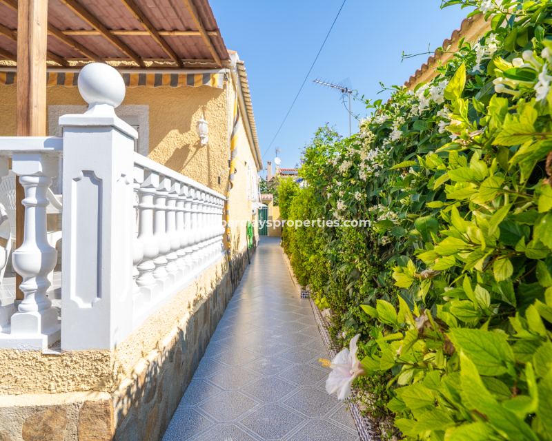 Venta - Chalet Independiente - Urb. La Marina