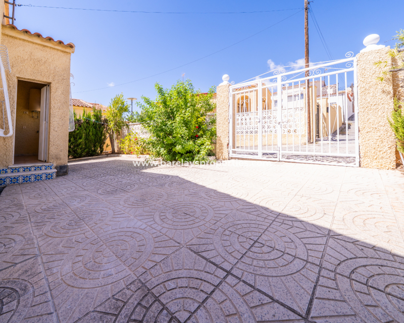 Venta - Chalet Independiente - Urb. La Marina