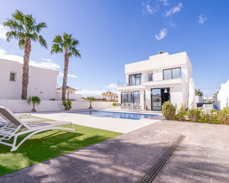 Venta - Chalet Independiente - Urb. La Marina