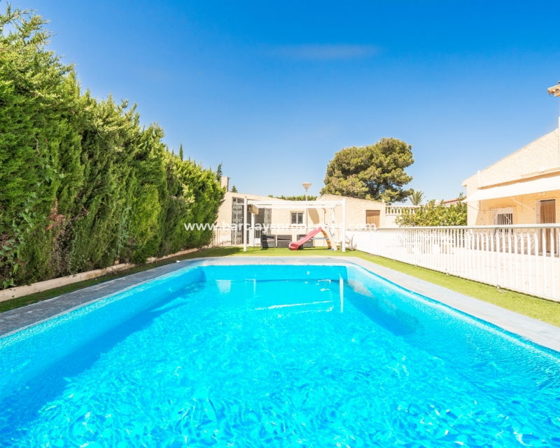 Villa à vendre à La Marina avec piscine privée