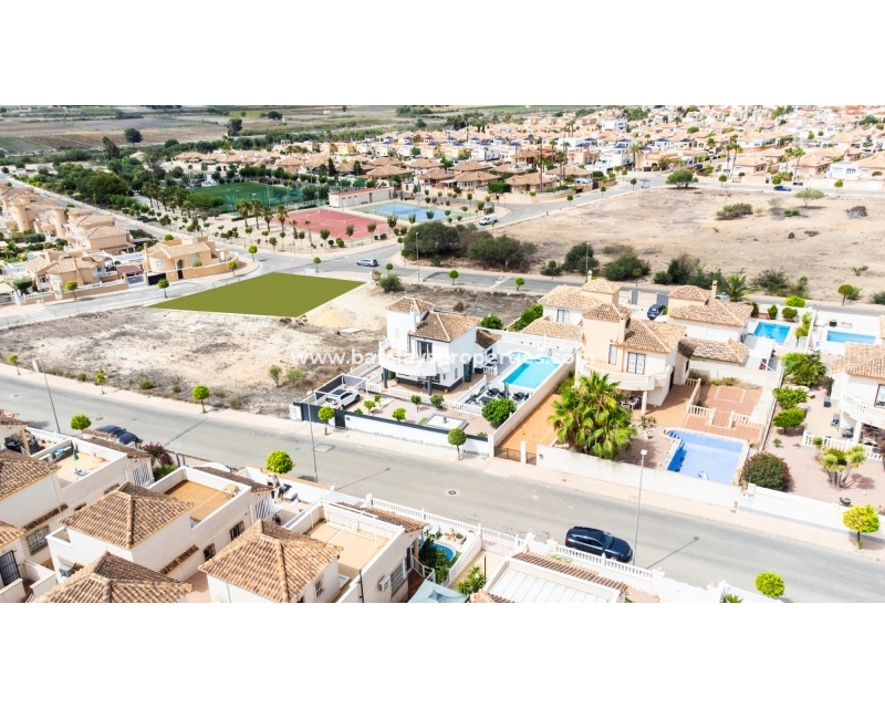 Villa à vendre à La Marina avec piscine