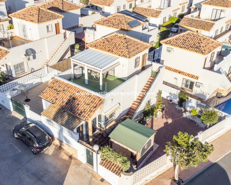 Villa independiente en venta en La Marina