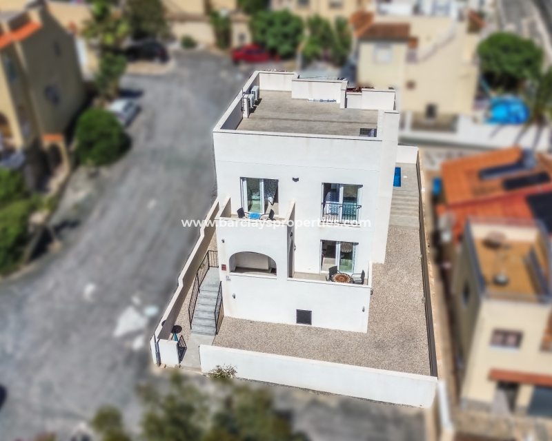 Villa independiente en venta en La Marina