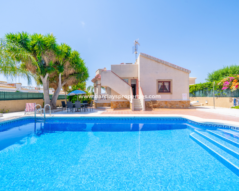 Villa independiente en venta en La Marina